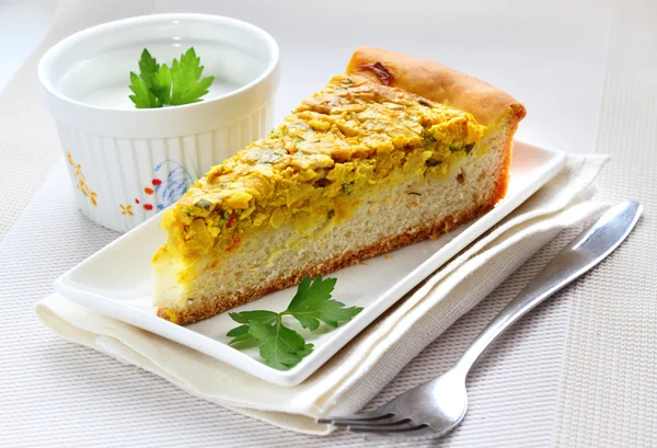 Tarta con cebolla, queso y cúrcuma — Foto de Stock