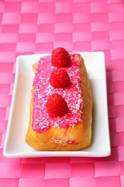 Raspberry cake gemaakt van donut deeg — Stockfoto