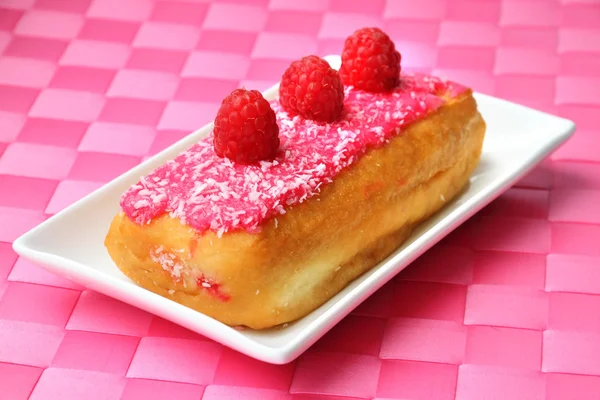 Raspberry cake gemaakt van donut deeg — Stockfoto