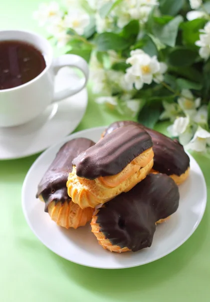 Eclairs com creme em revestimento de chocolate — Fotografia de Stock