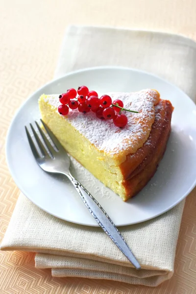 Tarta de queso decorada con grosella roja — Foto de Stock