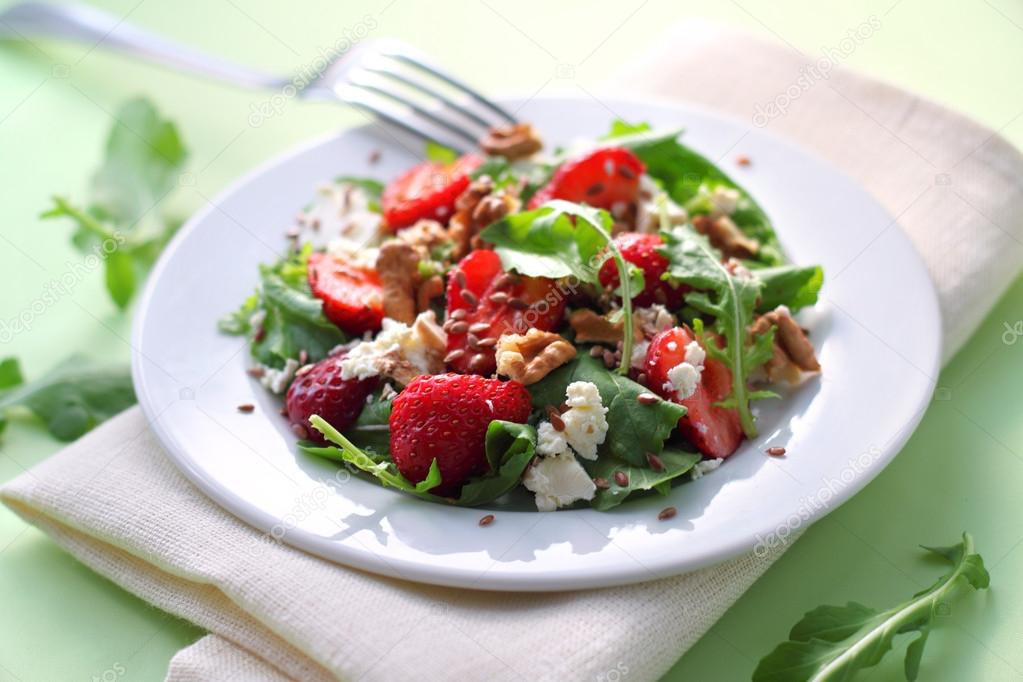 Salat mit Rucola, Erdbeeren, Ziegenkäse und Walnüssen — Stockfoto ...