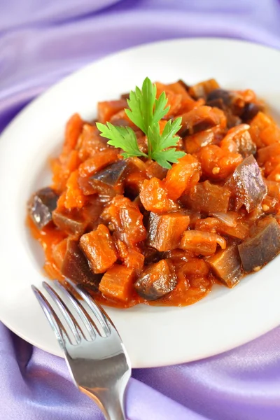 Aubergineneintopf mit Zwiebeln und Tomaten — Stockfoto