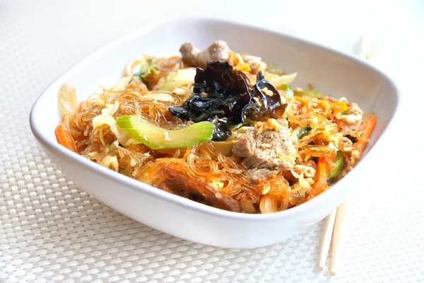 Spicy glass noodles with beef, vegetables and eggs — Stock Photo, Image