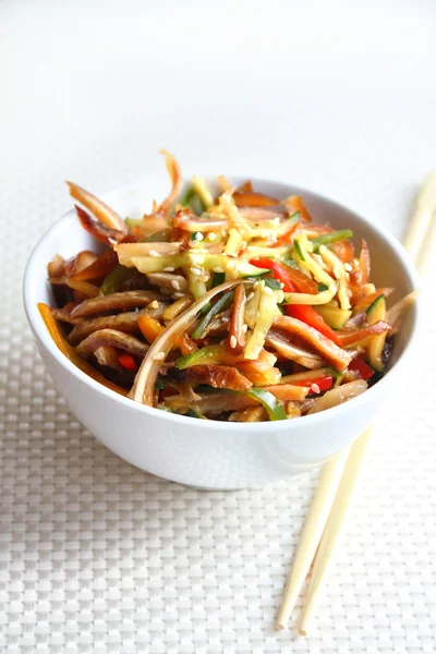 Salada chinesa com orelhas de porco picantes e legumes — Fotografia de Stock