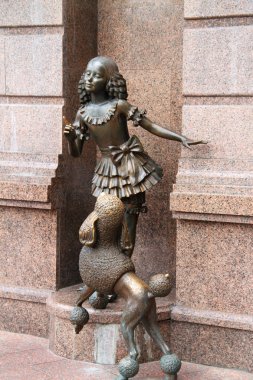 Kiev, Ukrayna - 20 Temmuz: malvina ve köpek artemon. bronz heykel