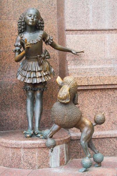 KIEV, UKRAINE - JULY 20: Malvina and dog Artemon. Bronze statues — Stock Photo, Image