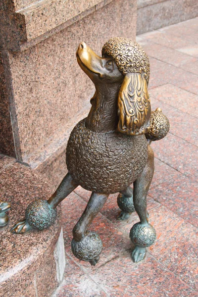 KIEV, UKRAINE - 20 JUILLET : Caniche Artémon. Statue en bronze de charac — Photo