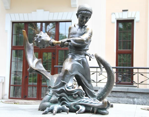 KIEV, UCRANIA - 20 de julio: Ivasik Telesyk. Estatua de bronce de charac —  Fotos de Stock