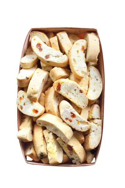 Cantuccini con arachidi, albicocche secche e uvetta in un cestino — Foto Stock