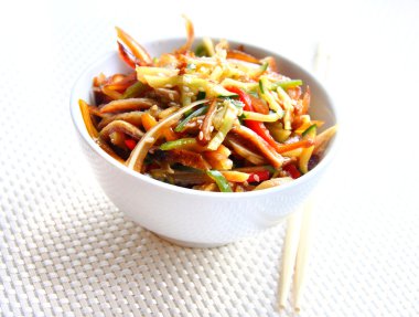 baharatlı domuz kulakları ve sebze Çin salatası