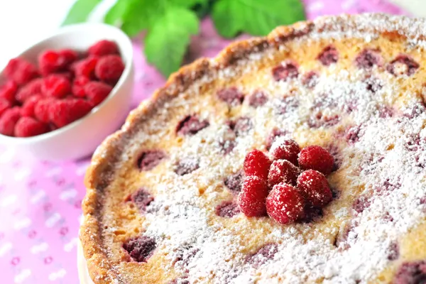 Almond tart with raspberries and white chocolate — Stock Photo, Image