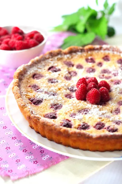 Amandel taart met frambozen en witte chocolade — Stockfoto