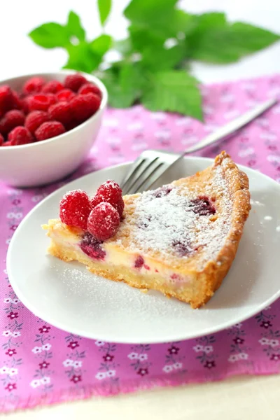 Almond tart with raspberries and white chocolate — Stock Photo, Image
