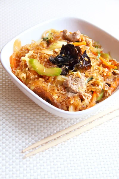 Macarrão de vidro picante com carne, legumes e ovos — Fotografia de Stock