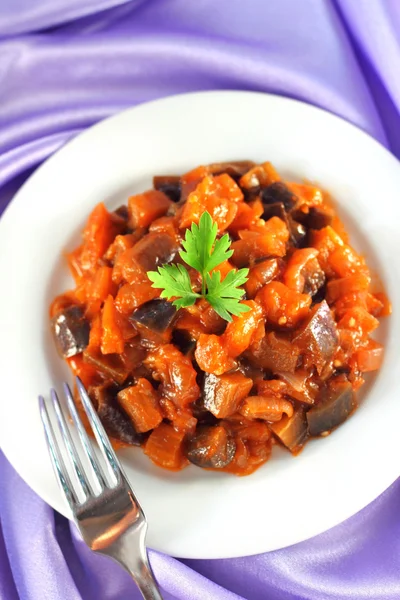 Aubergineneintopf mit Zwiebeln und Tomaten — Stockfoto