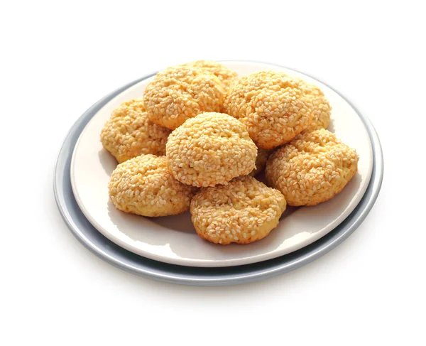 Домашнее сладкое печенье с кунжутом семена изолированы на белом — стоковое фото