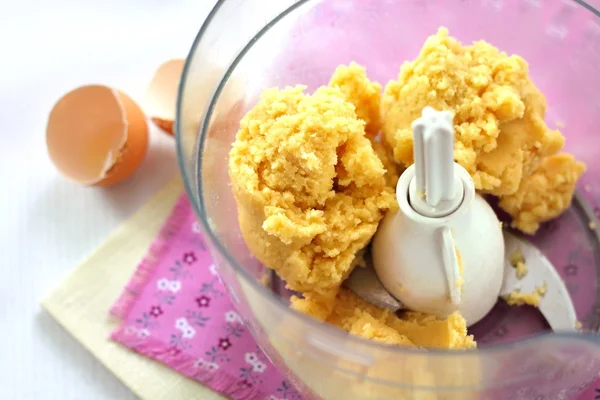 Maken caramelstroop gebak voor zoete taart — Stockfoto