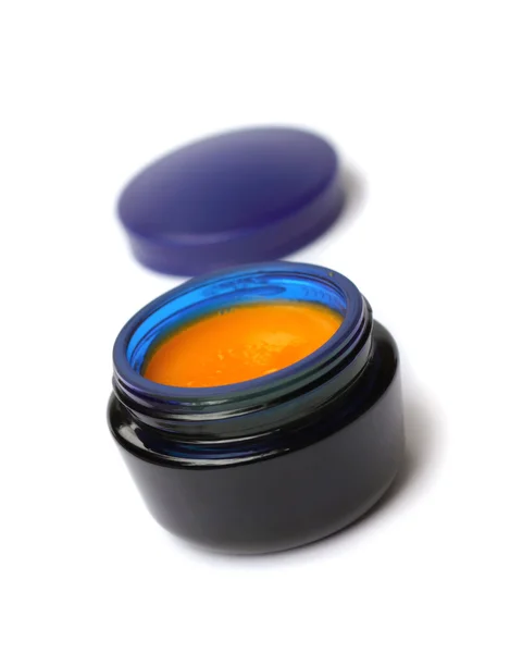 Zelfgemaakte cream met zee vuilboom olie in blauw glas kan — Stockfoto