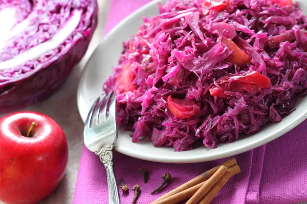 Spicy red cabbage stewed with apples — Stock Photo, Image