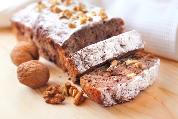 Bananenkuchen mit Walnüssen und dunkler Schokolade Stockbild