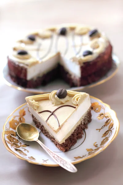Cappuccino cake met chocolade biscuit en boter room — Stockfoto