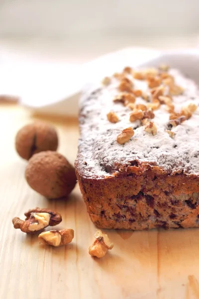 Pastel de plátano con nueces y chocolate negro — Foto de Stock