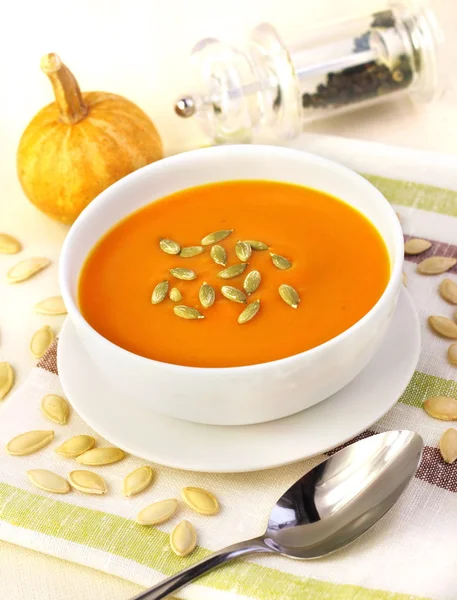 Pumpkin cream soup with pumpkin seeds — Stock Photo, Image