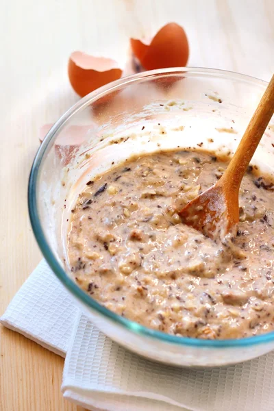 Mix van meel, eieren, bananen en gehakte donkere chocolade en walnu — Stockfoto