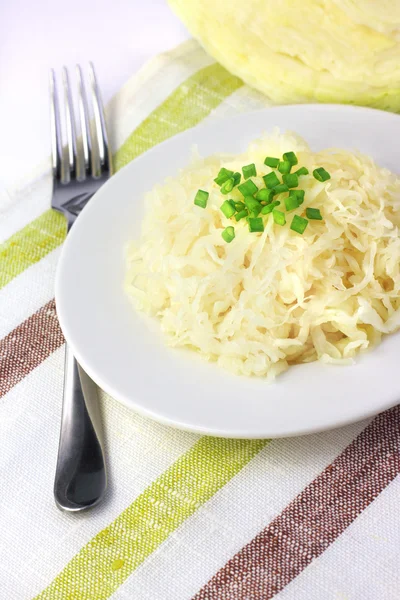 Sauerkraut en plato blanco — Foto de Stock