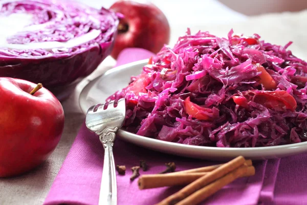 Spicy red cabbage stewed with apples and cinnamon — Stock Photo, Image