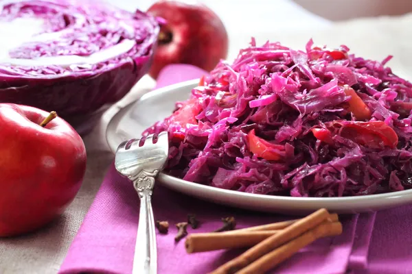 Pikante rode kool gestoofd met appels en kaneel Stockfoto