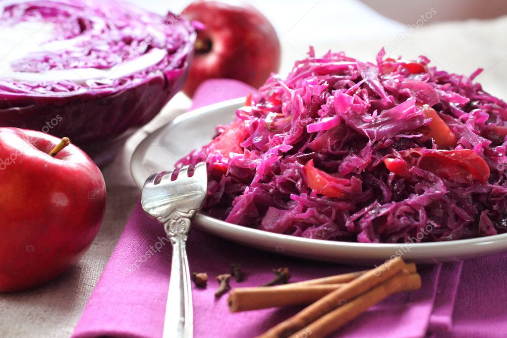 Télécharger - Chou rouge épicé cuit aux pommes et à la cannelle — Image Chou rouge épicé cuit aux pommes et à la cannelle — Photo