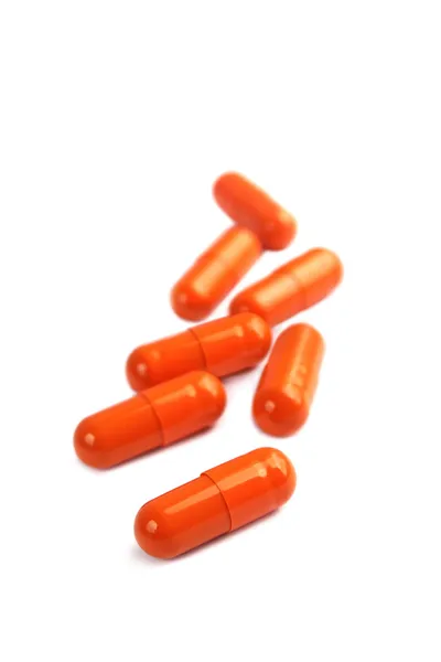 Capsules de pilule orange isolées sur fond blanc — Photo