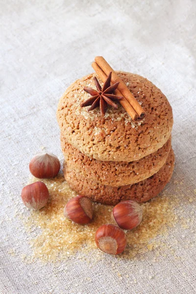 Spiced oatmeal cookies with hazelnuts and cinnamon — Stock Photo, Image