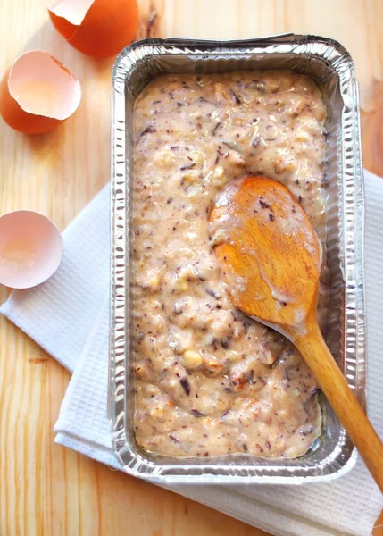 Mistura de farinha, ovos, bananas e chocolate amargo picado e walnu Imagens De Bancos De Imagens Sem Royalties