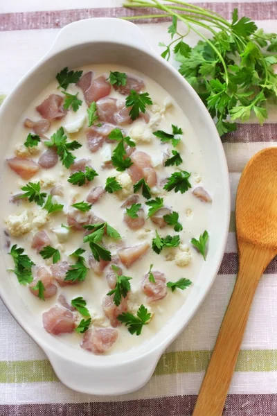 Hühnerbrust und Blumenkohl-Auflauf bereit zum Kochen — Stockfoto