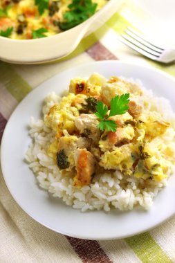 Tavuk göğsü ve pirinçli karnabahar güveci.