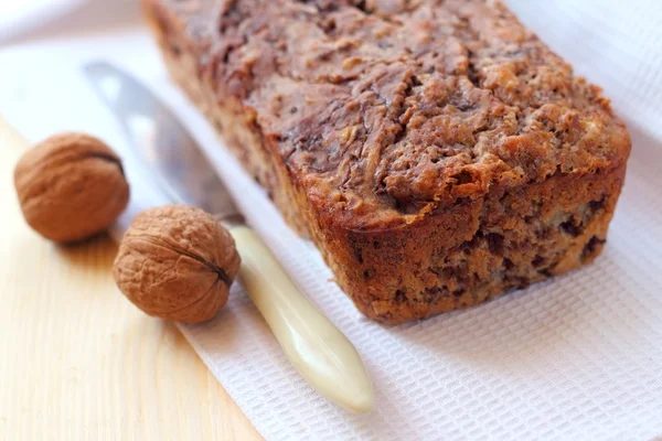 Bananenkuchen mit Walnüssen und dunkler Schokolade — Stockfoto