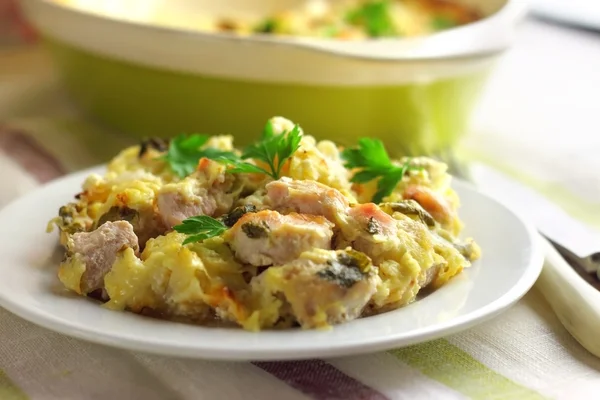 Pechuga de pollo y cazuela de coliflor —  Fotos de Stock