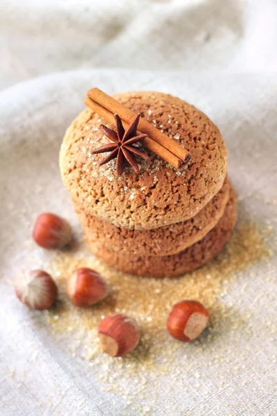 Spiced oatmeal cookies with hazelnuts and cinnamon — Stock Photo, Image