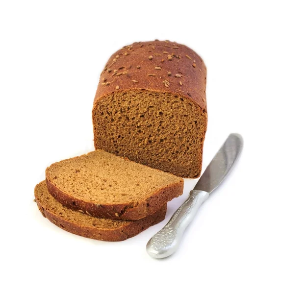 Pecen žitného chleba s plátky a nůž — Stock fotografie