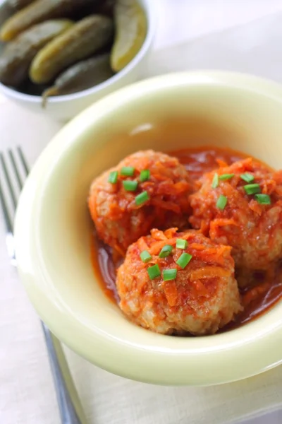 Boulettes de viande au riz et sauce tomate — Photo