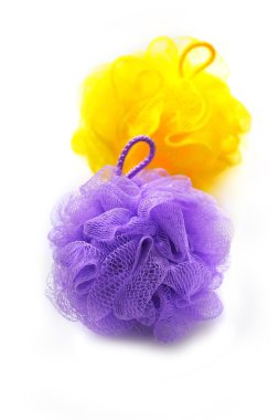 iki renkli yumuşak banyo puffs beyaz zemin üzerine