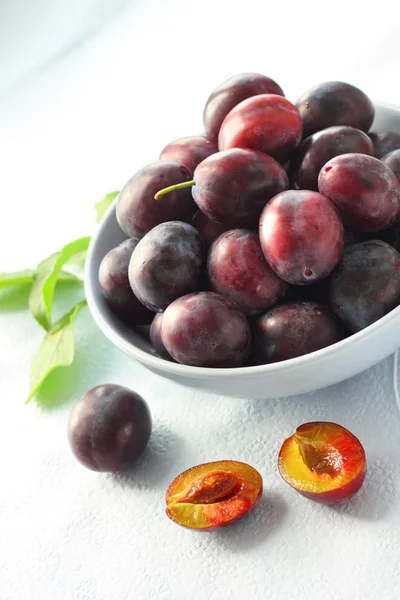 Fresh plums in a bowl — Stock Photo, Image