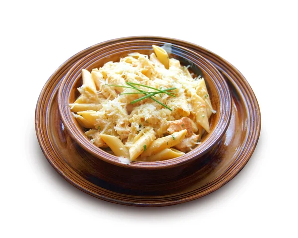 Penne with chicken breast and cheese on a clay bowl — Stock Photo, Image
