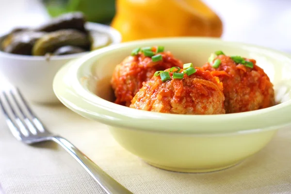 Albóndigas con arroz y salsa de tomate — Foto de Stock