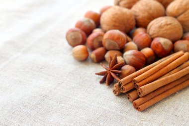 arka plan çuval bezi üzerine baharat ve kuruyemiş