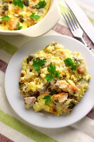 Pechuga de pollo y cazuela de coliflor — Foto de Stock