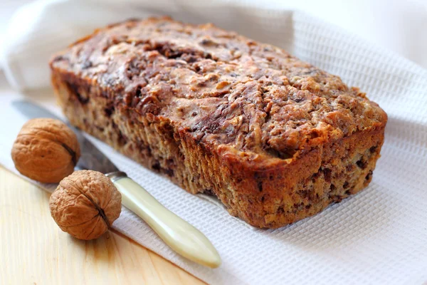 Pastel de plátano con nueces y chocolate negro — Foto de Stock